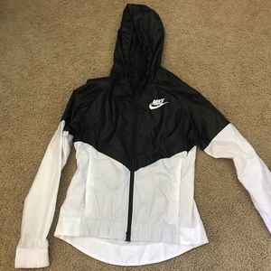 nike women’s windbreaker size: xs